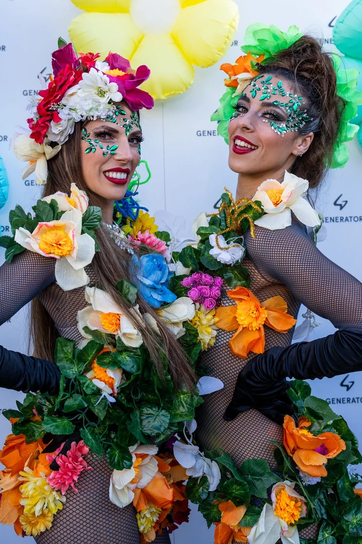 Artistas con vestuario de flores