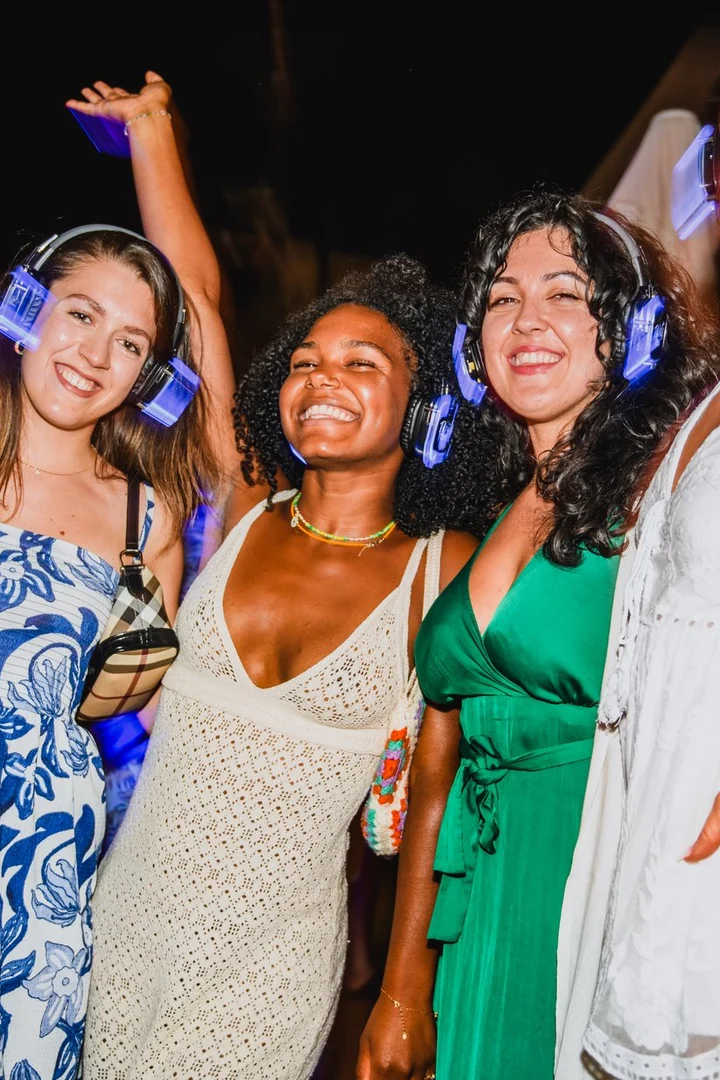 Asistentes en una silent party